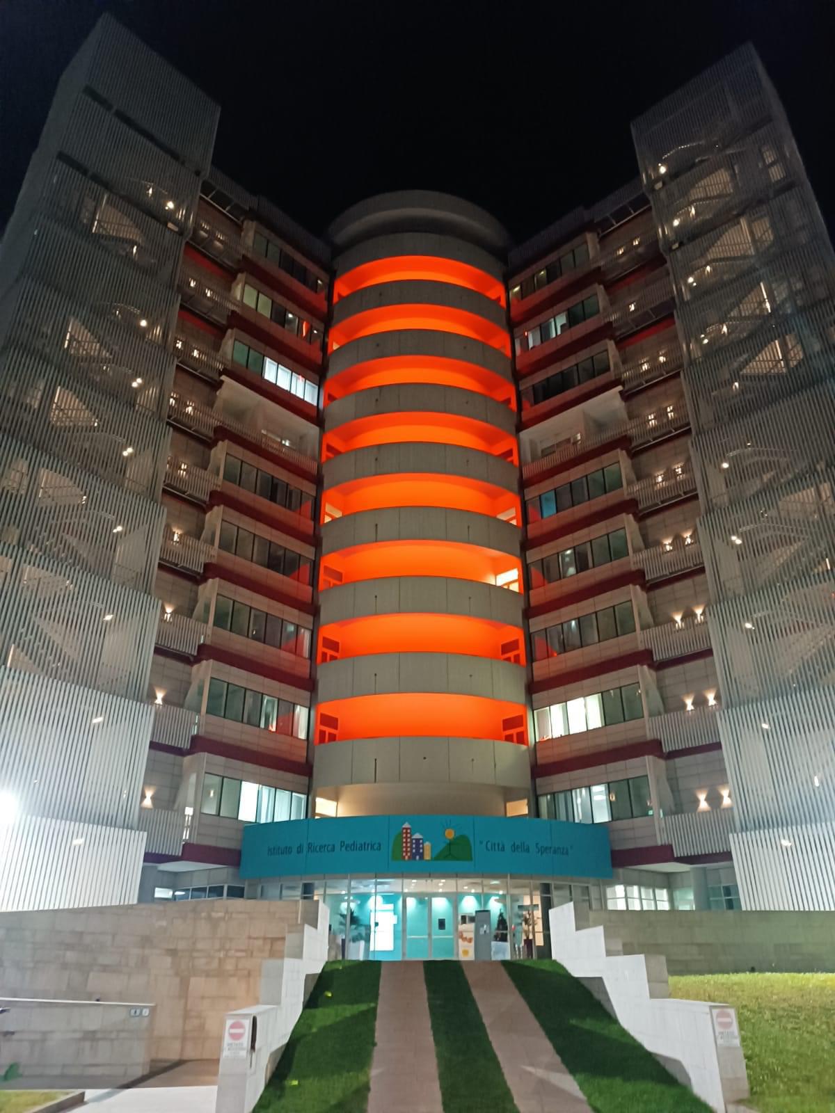 Torre della Ricerca Città della Speranza colorata di Rosso per la Giornata contro la violenza sulle donne