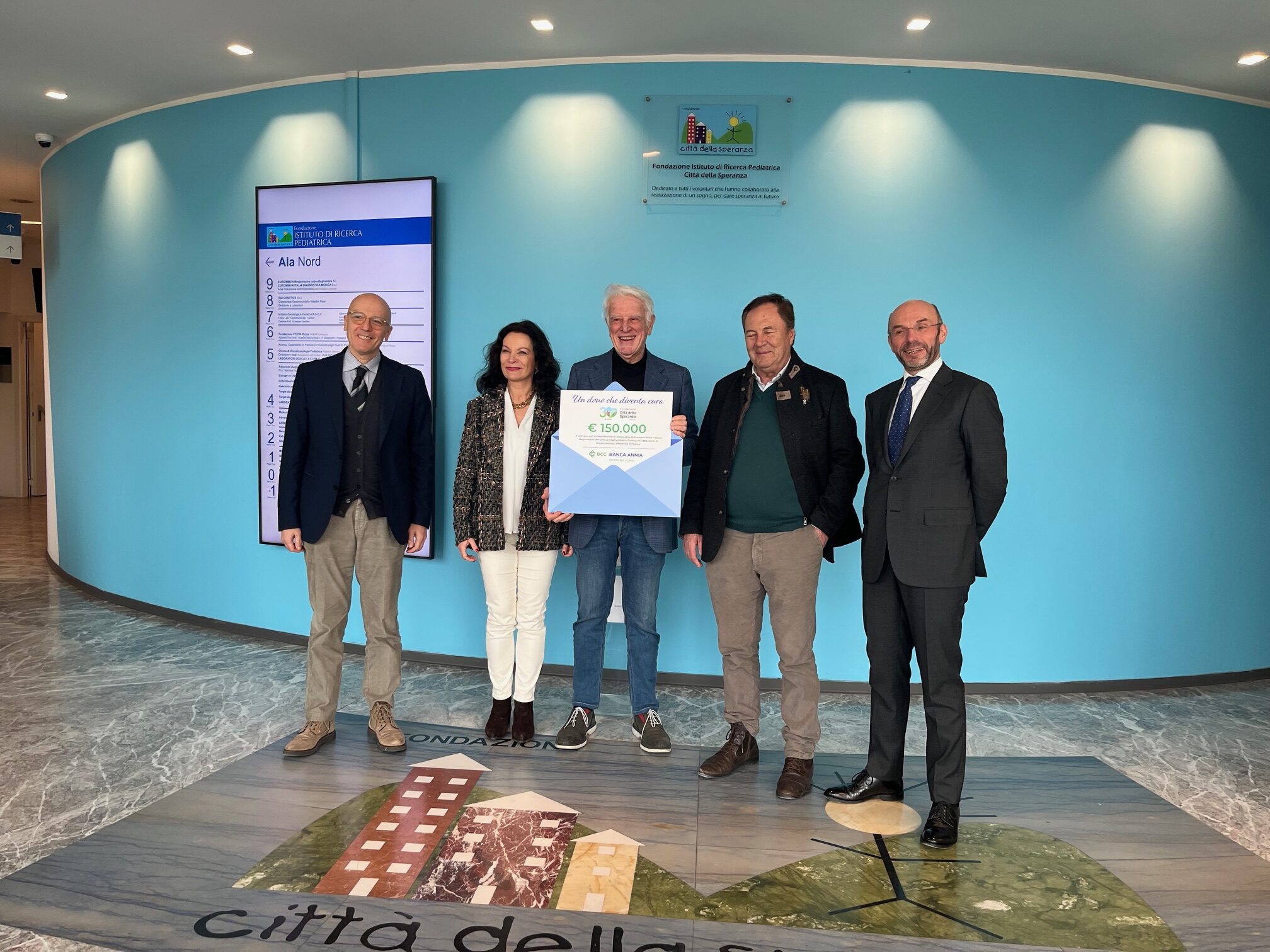 il Presidente Dottor Mario Sarti con il Direttore Generale Dottor Andrea Binello di Banca Annia per la consegna di una donazione 150 mila