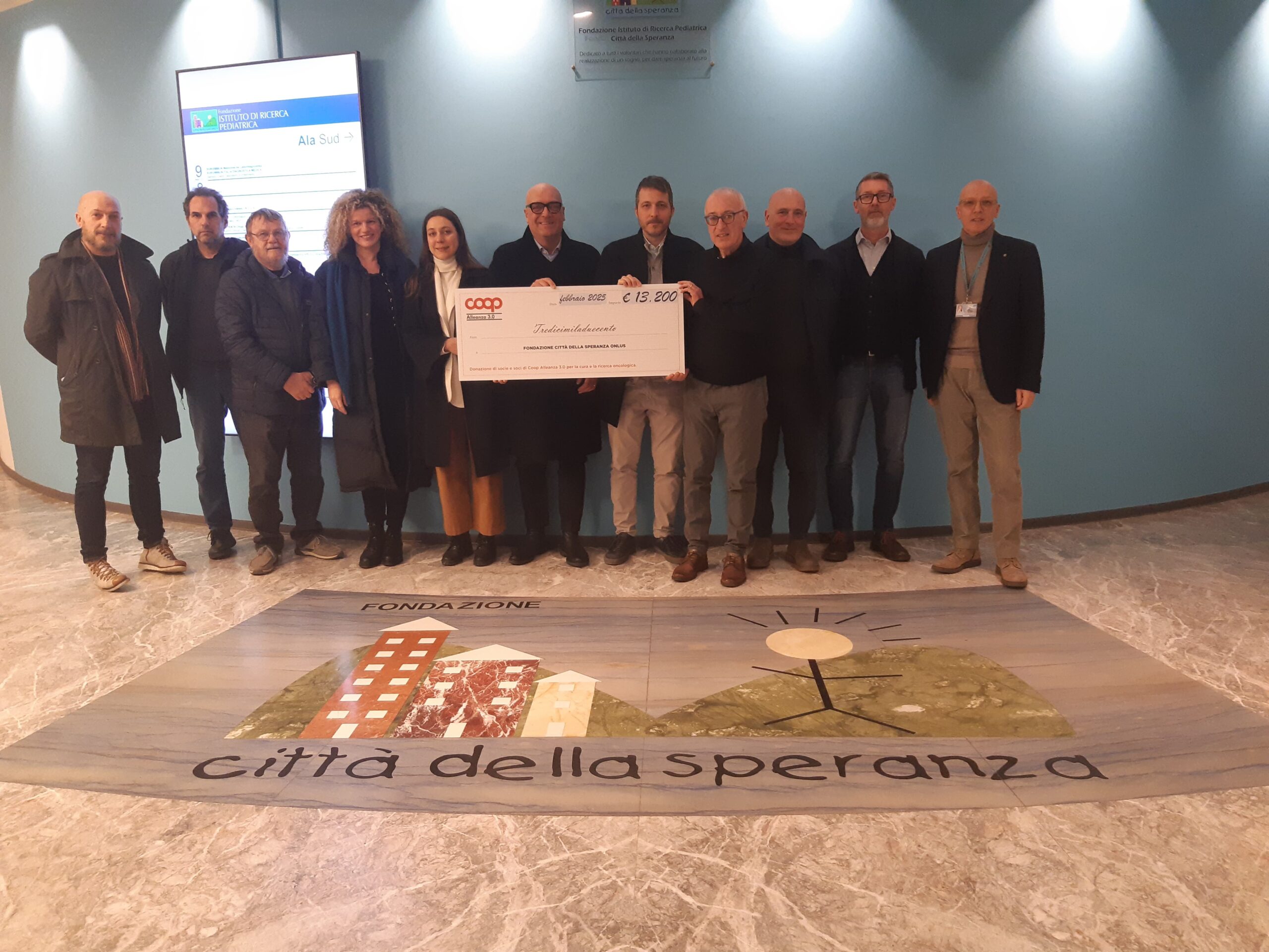 immagine della consegna di una donazione da COOP Alleanza a Città della Speranza
