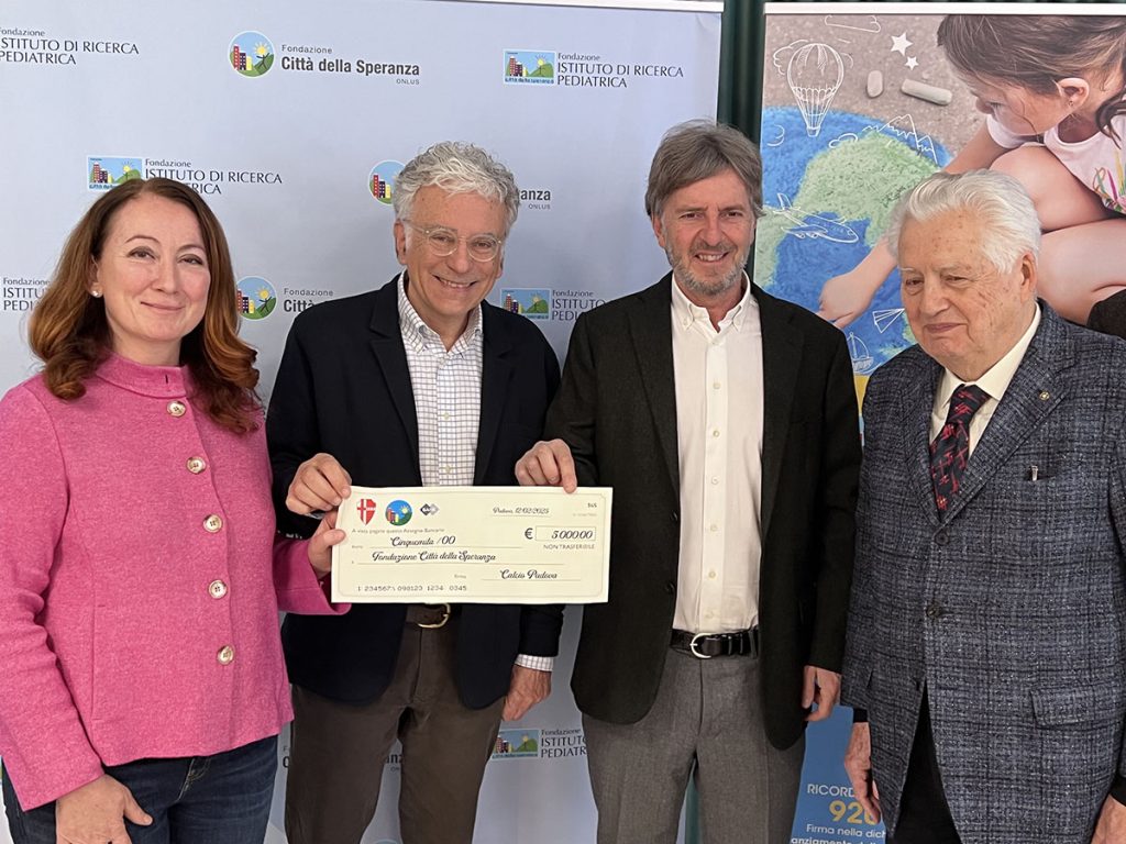 Consegna nella sede della Torre dell’Istituto di Ricerca Pediatrica Città della Speranza la donazione frutto del protocollo di collaborazione tra la Fondazione Città della Speranza e Calcio Padova
