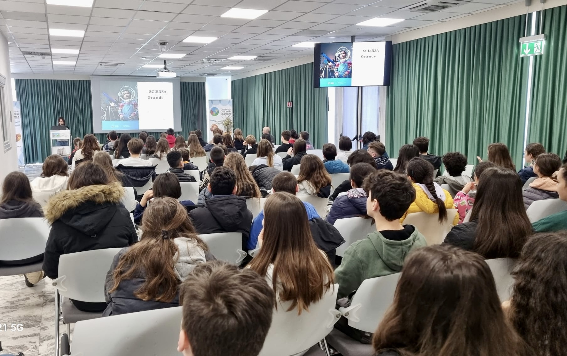 sala con studenti all'iniziativa open day di Città della Speranza