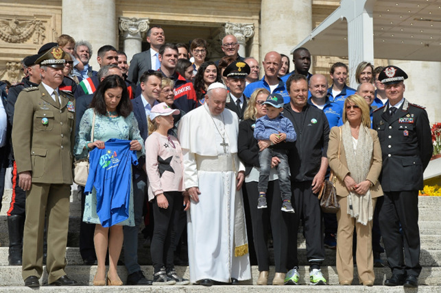 Papa Francesco con delle persone durante la staffetta 2019