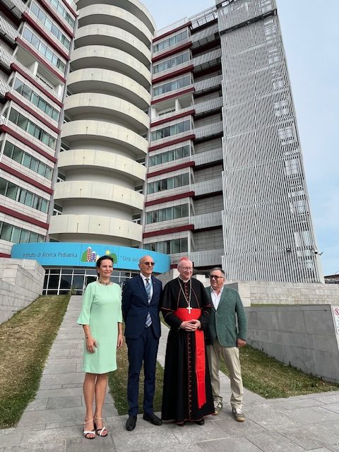 Il cardinale Parolin davanti all'ingresso di Città della Speranza